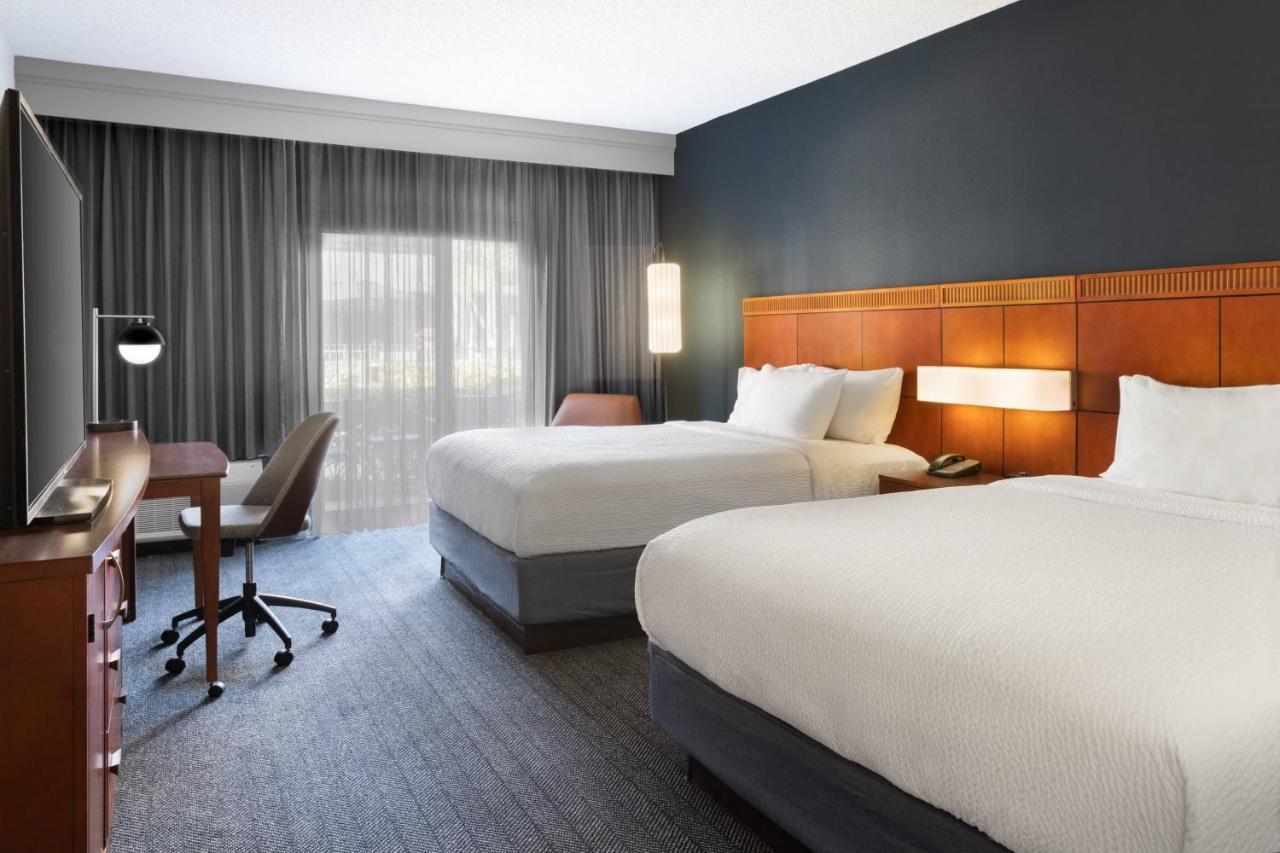 คอร์ตยาร์ด เซนต์ปีเตอร์สเบิร์ก เคลียร์วอเตอร์ Hotel ภายนอก รูปภาพ