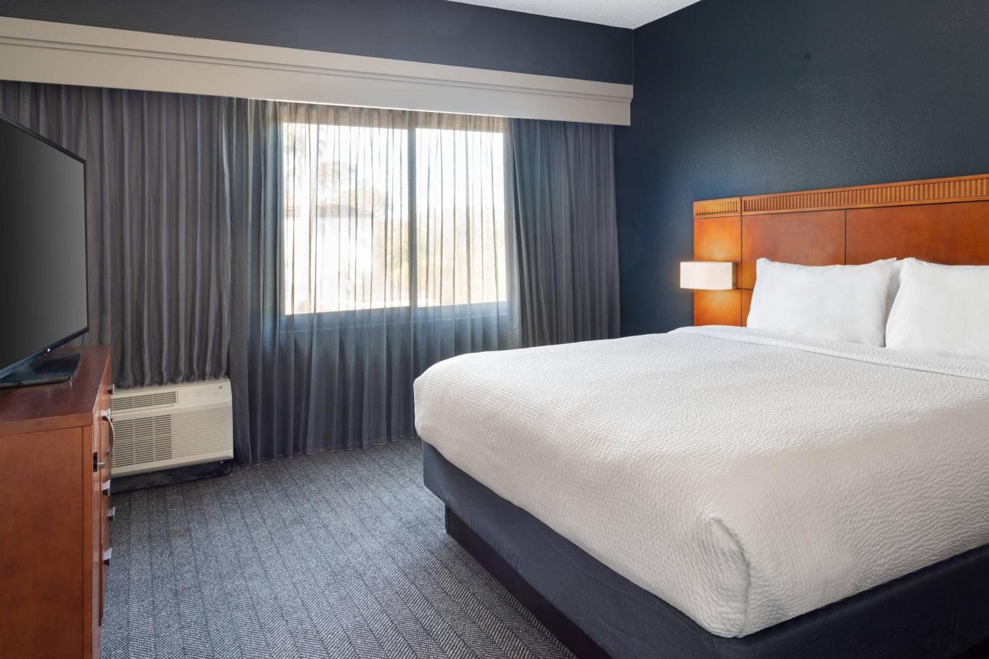 คอร์ตยาร์ด เซนต์ปีเตอร์สเบิร์ก เคลียร์วอเตอร์ Hotel ภายนอก รูปภาพ